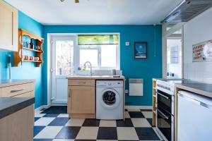 Cosy Cottage with free on street parking