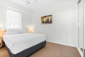 Central 2-Bed Apartment with River Views