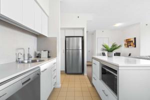 Central 2-Bed Apartment with River Views