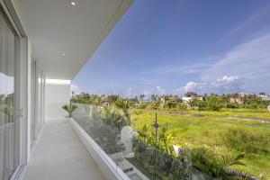 Luxury 3 bed beachside villa with cold plunge pool, rooftop & designer furniture