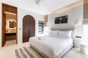 Luxury 3 bed beachside villa with cold plunge pool, rooftop & designer furniture