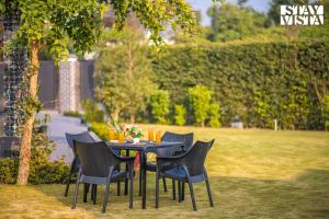 StayVista at Olive fields with Shared pool, BBQ