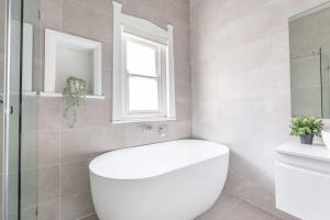 Well-Located Single Room Near Eastwood Station - Shared Bathroom and Kitchen