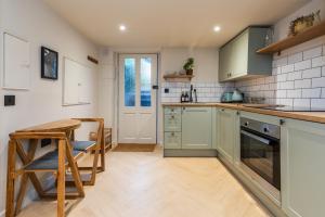 Cosy Garden Flat with work space near Clifton