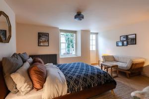 Cosy Garden Flat with work space near Clifton