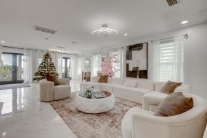 3-Acre Retreat, 3 Mi to Dtwn Jensen! Upscale Home