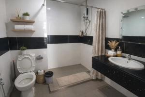 George Town High Floor Seaview Modern Suite 2BR Next to Gurney 23A