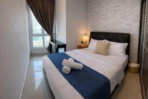 George Town High Floor Seaview Modern Suite 2BR Next to Gurney 23A