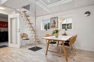 Stay Comfortably In Scenic Surroundings