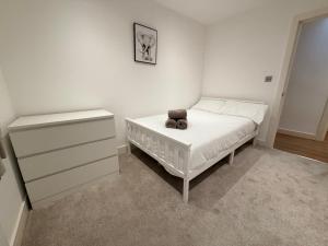 Sleek Modern 2BDR Flat in Charming Pinner
