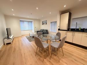 Sleek Modern 2BDR Flat in Charming Pinner