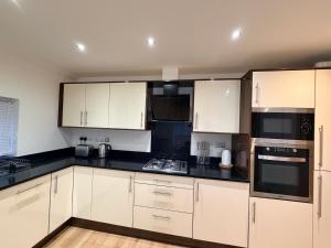 Sleek Modern 2BDR Flat in Charming Pinner
