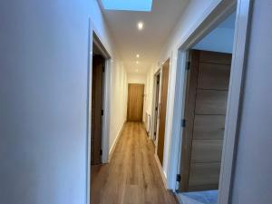 Sleek Modern 2BDR Flat in Charming Pinner