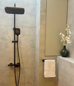 Cozy homestay in Thalawathugoda with pool, entertainment & more!