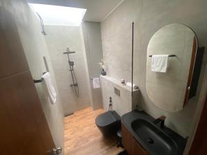 Cozy homestay in Thalawathugoda with pool, entertainment & more!