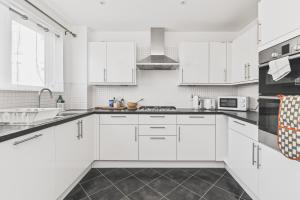 Beautiful 4BDR Townhouse with Free Parking