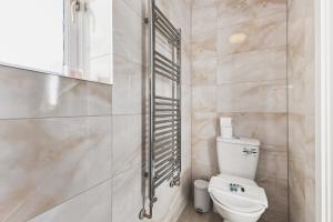 Beautiful 4BDR Townhouse with Free Parking