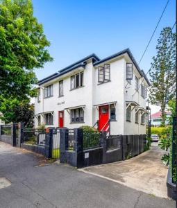 Stylish 2BR Walk to South Bank & West End