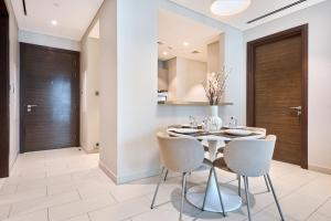 STAY BY LATINEM Luxury 2BR Holiday Home G5- 5812 near Burj Khalifa