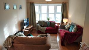 Willow View- Family & Contractor Home - Sleeps up to 5 Adults - Free Parking- Riverside Views