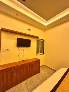 Hotel RK Palace - Near Bankey Bihari Temple