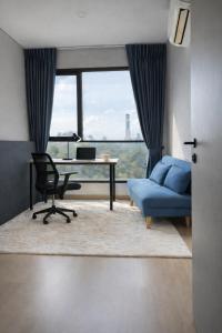 2BR Modern Condo Office Room Sofa Bed Pool Gym