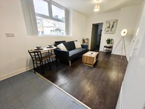 Modern 1BR Business Stay with Fast WiFi