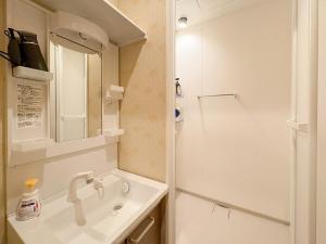 Heart Inn Double bathroom 11 guests Direct access to Kansai Airport 5min walk from the station Freewifi