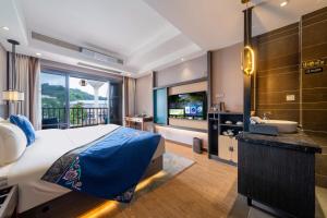 凤凰 Phoenix Ancient Hill Riverside View Hotel- Offers free one-way high-speed rail pick-up service - Aft 酒店 套房