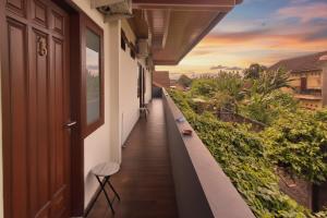 Urbanview Hotel Syariah Griya Asri Patran near Tugu Station