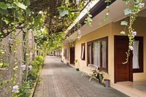 Urbanview Hotel Syariah Griya Asri Patran near Tugu Station