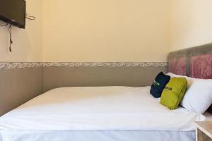 Urbanview Hotel Syariah Griya Asri Patran near Tugu Station