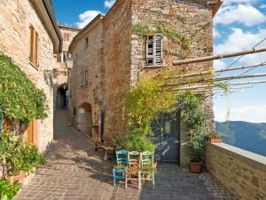 Farmhouse in Monte Santa Maria Tiberina with garden