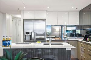 Central 2 bed 2 bath Parking