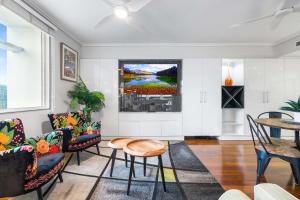 Central 2 bed 2 bath Parking