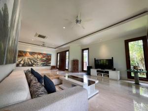 Large Garden Oasis Home in Kemang
