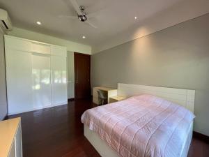 Large Garden Oasis Home in Kemang