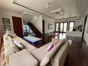 Large Garden Oasis Home in Kemang