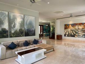 Large Garden Oasis Home in Kemang