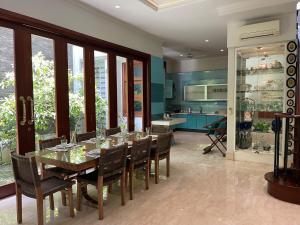 Large Garden Oasis Home in Kemang