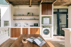 Midnight Carriage at Dejavu