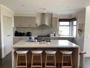 Large Five Bdrm Home Near Beach