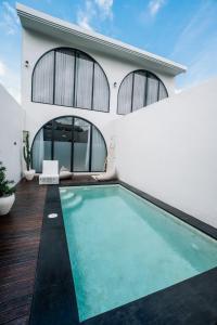 Modern 1BR Loft style with pool in Pegending