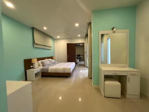 Cozy and Convenient Bangna House