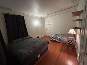 Airport Vancouver Private Rooms - Transit at Doorstep, Free Parking & Fast Wi-Fi