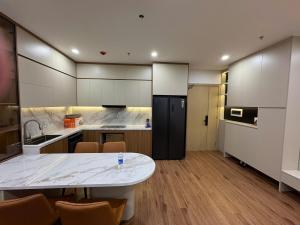 Luxury 2-bedroom 2wc apartment, Lach Tray river view, Gym