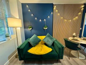 Spacious One Bedroom Apartment - With Parking and WiFi - Town Centre Location - Gated Access - Walk to Beach!