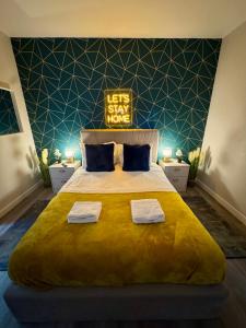 Spacious One Bedroom Apartment - With Parking and WiFi - Town Centre Location - Gated Access - Walk to Beach!