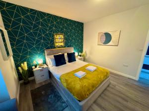 Spacious One Bedroom Apartment - With Parking and WiFi - Town Centre Location - Gated Access - Walk to Beach!