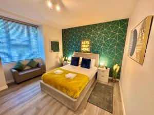 Spacious One Bedroom Apartment - With Parking and WiFi - Town Centre Location - Gated Access - Walk to Beach!